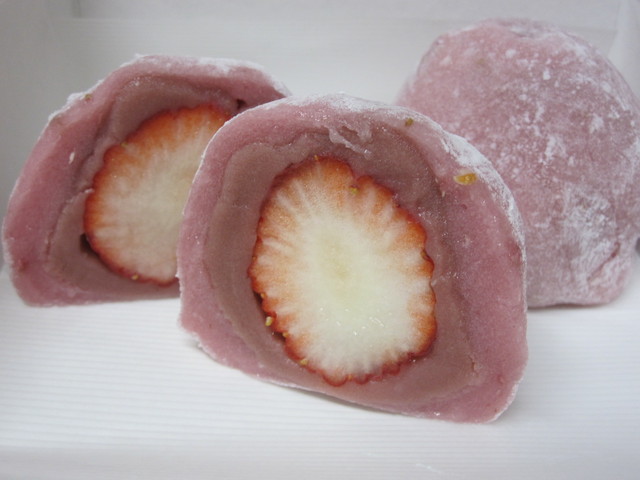 苺だいふく 黒いちご大福 - Picture of Japanese Sweets Artist Shinya