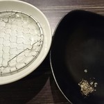 Gyuuzou - 水分を落とすように網のついたお皿と特製塩
