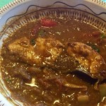 スプーンソング - 【タミルスパイスのカレー】こんな感じで鰤の切り身が入っています。味も食べ応えも◎！