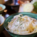 平尾屋 - 料理写真:のどごしつるり！紫芋、かぼちゃなどで色付けした麺が爽やかです！