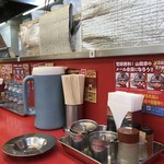 ラーメン山岡家 - カウンター席、テーブル席ございます店内です。