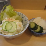 とんかつ燕楽 - とんかつ定食のポテトサラダとお新香