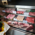 肉屋そら - こじんまり高級感ある肉の勢ぞろい