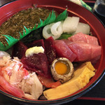 喫茶 か寿が - ぎばさ丼定食（1,040円税込）
      今日のは生姜が載っている真っ赤なお造りが鯨です