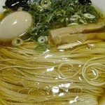 中華そば 麺や食堂 - 鶏油の輝きに綺麗な横分け麺