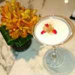 BVLGARI GINZA BAR - ミルク系のカクテルに花びらが浮いてて可愛い～♪
                                キラキラしてるのは、金粉です( ☆∀☆)