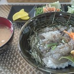 VOYAGE - 17.06.21_13時　醤油をかけてうずらの卵としらすを混ぜた後