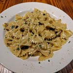 トラットリア ダイ パエサーニ - パンチェッタとキノコのクリームソース（ファルファッレ）