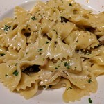トラットリア ダイ パエサーニ - パンチェッタとキノコのクリームソース（ファルファッレ）
