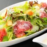 生ハムと朝採れ野菜のシーザーサラダ