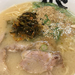 博多ラーメン 膳 - ニンニク3片、胡麻もオン。