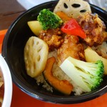 Makotoya - たっぷり野菜と鶏のからあげ丼
