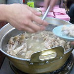 豚足のかどや - 左　新人の女の子の手　右　古株のおじさんの手