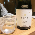 竹ざき - グラスは高臣大介作品。NOTO純米大吟醸 生原酒 半合1200円+税