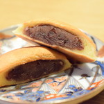 和菓子 菜の花 - 九頭龍餅：割ってみました