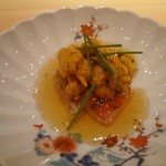 鮨 さかい - 金目鯛炙り、唐津の赤雲丹、土佐酢ジュレ、芽葱がアクセント