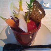 ベージュ アラン・デュカス 東京 - アミューズ：鎌倉の新鮮野菜が