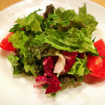 Aux delices de dodine - きれいな彩りのサラダ。メインにもサラダ付いてたので、ポタージュスープにしたら良かったな。