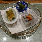 日本料理 とくを - お通し(ウニが上に乗った黒豆豆腐、万願寺とうがらし、鯛の煮こごり)