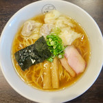 八雲 - 「特製ワンタン麺ハーフ 白黒ミックス」(900円)
