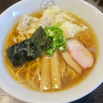 八雲 - 「特製ワンタン麺ハーフ 白黒ミックス」(900円)