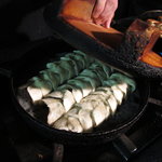 鉄なべ - 鉄なべ餃子製作中