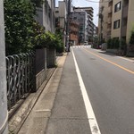 中華そば べんてん - これくらい空けて並ぶ