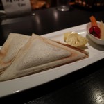 DEN - 燻製たまごのホットサンド