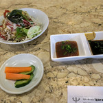 sute-kihausuigarashi - 最初に出てきたサラダ、タレ2種類、お漬物。