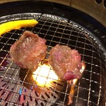 焼にく 和牛食堂 - 焼き過ぎないように細心の注意を払って焼いてるところ。