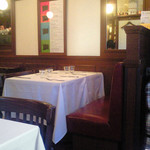 ラミティエ - 店内のテーブル席の風景です