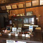 宇和ヤマミ醤油 - 店内も昔ながらで良い雰囲気。