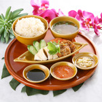 Hainanese chicken rice (half & half) [Large meat + 200 yen, Large rice + 100 yen]