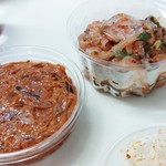 韓国食品センター 麻布第一物産 - 奥がイカソーメン、本当柔らかいイカとキムチの具合が最高