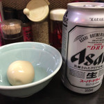 Nidaime Yokohamatei - ビール（300円）は冷蔵庫からセルフで取り出しました。ご主人がサービスで味玉（100円）を出してくれました。