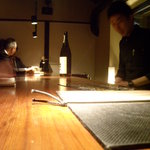 山吹 - ●カウンター。照明の感じも程よく落ち着ける。