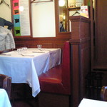 ラミティエ - 店内のテーブル席の風景です