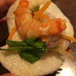 海老せんべいの上に乗せて頂きました♪