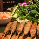 ダナン名物ネムルイ  海老豚つくね串の網焼き
          香草たっぷり♪