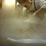 セララバアド - ピニャコラーダ調理中の橋本シェフ