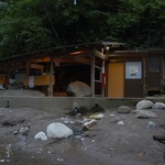 イワナ福本屋 - 宿から至近の木賊温泉。川床から湧き出る温泉が、くり貫いた岩などで作った浴槽に溢れる