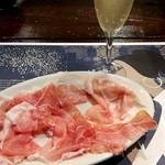 パルマ産フマガリ社２０か月熟成生ハム　９８０円、カッシーナプロセッコ　６５０円