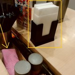 ゆで太郎 - 紙ナプキンと台拭きのコンビ