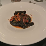 リストランテ カノフィーロ - イカ墨を練りこんだリガトーニ　豆イカのラグーとジロール茸のトマトソース