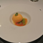 リストランテ カノフィーロ - アプリコットのソルベ　紅茶のソースとデラウェア