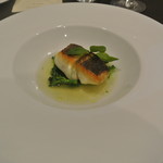 アキヒサ ハンダ - 愛媛産スズキのポワレ　そのフュメで