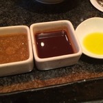 とんかつ マンジェ - リンゴベースで作ったオリジナルソース、とんかつソース、オリーブオイル