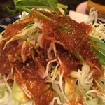 とんかつ マンジェ - 抜群の自家製ドレッシングをかけます