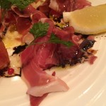 とんかつ マンジェ - あま～いトマトをイタリアカルペーニャ産の生ハムで巻いてバルサミコ酢ソースで