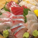 Sakanaya Aoji - お造り桶盛り(中) 2700円、内容はヒラマサ、鮪、白海老、真鯛、スズキ、平目、シマアジの7種類になります
